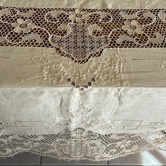 Vintage Tan Crochet and Cotton Rectangular Table Cloth with 12 napkins - Picture 10 of 17